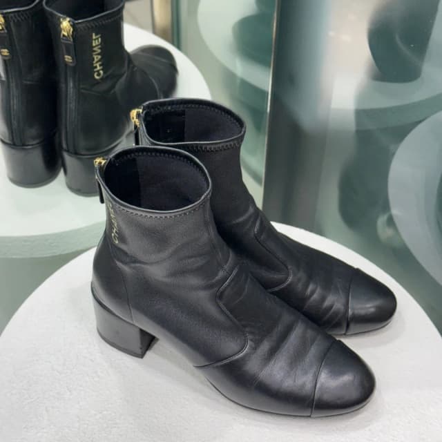 Chanel CC Logo Boots Sz 38.5 in Leather from Revivre Luxury Consignment, photo 1 of 1