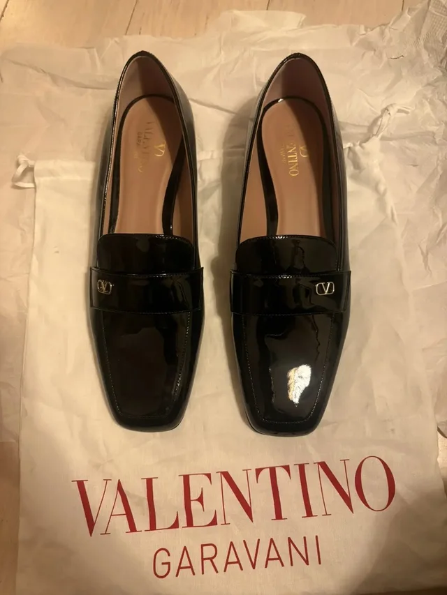 Chic Valentino Garavani Loafers in black Patent leather from Grailed, photo 1 of 1