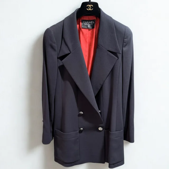 Chanel Vintage Navy Wool Blazer Sz 40 in Navy Wool from Revivre Luxury Consignment, photo 1 of 1