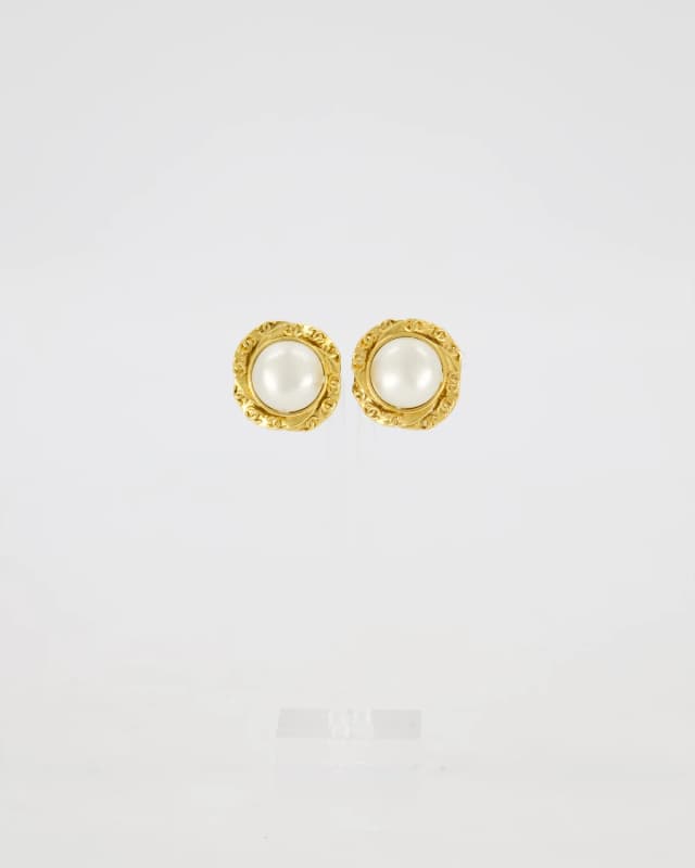 Chanel 93A gold clip-on Earring with Ornate Baroque frame and Faux Pearl with CC Logo in Gold from Sellier, photo 1 of 1
