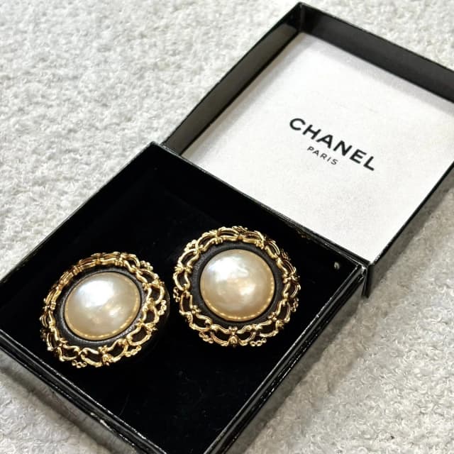 Chanel Vintage Clip-on Pearl Earrings from Revivre Luxury Consignment, photo 1 of 1
