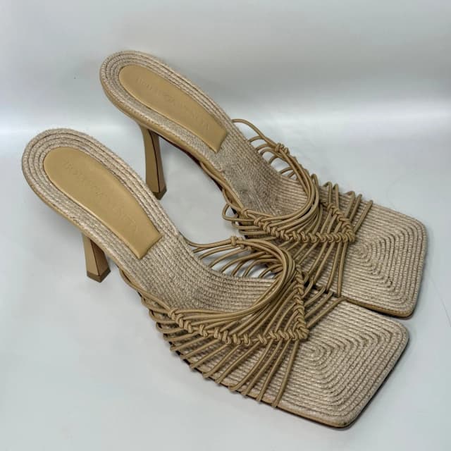 Bottega Veneta Cindy Leather Sandals Sz 39 in Leather from Revivre Luxury Consignment, photo 1 of 1