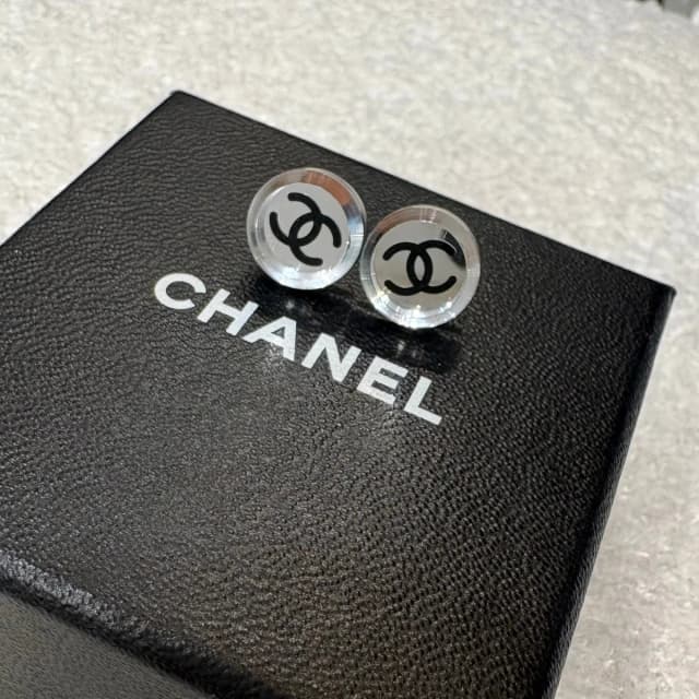 Chanel 2007 Mirror CC Silver Stud Earrings in Silver from Revivre Luxury Consignment, photo 1 of 1