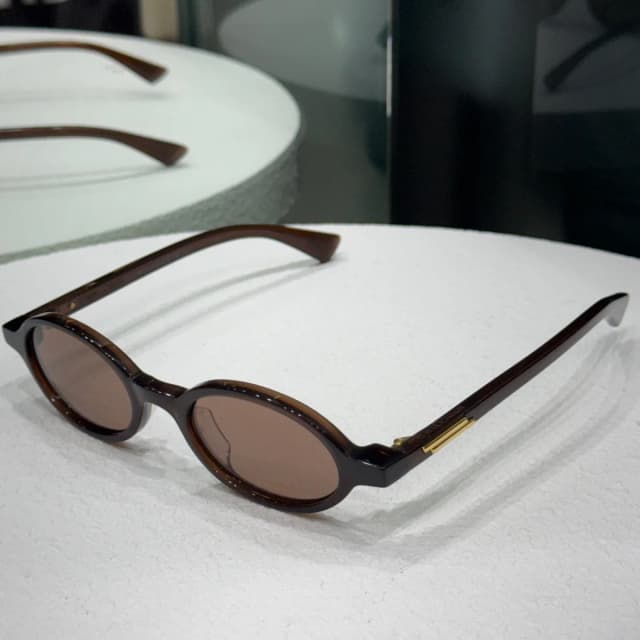 Bottega Veneta Chocolate Round Lens Sunglasses in Brown from Revivre Luxury Consignment, photo 1 of 1