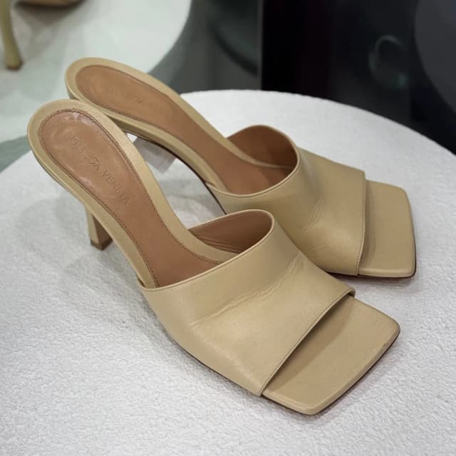Bottega Veneta Creme Lido Square-Toe Sandals Sz 39 in Leather from Revivre Luxury Consignment, photo 1 of 1