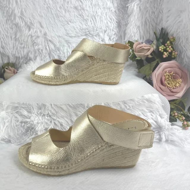 Franck Muller Women's Sandals - Gold - US 7 in gold Leather from Depop, photo 1 of 1