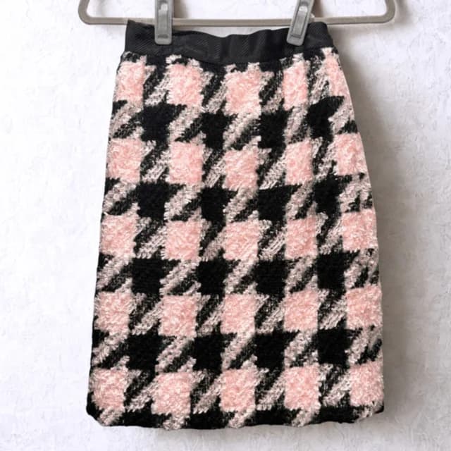 Escada Vintage Pink Houndstooth Skirt Sz 38 in Pink from Revivre Luxury Consignment, photo 1 of 1