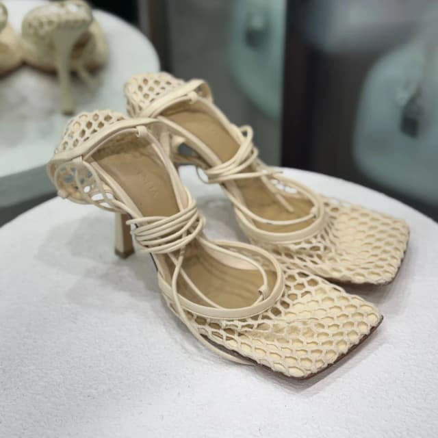 BOTTEGA Mesh Nude Heels Size 37.5 in Woven leather from Revivre Luxury Consignment, photo 1 of 1