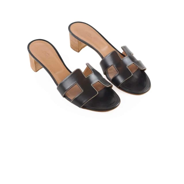 Hermès Oasis Sandals Size Black 40 in Black from The Purse Affair, photo 1 of 1